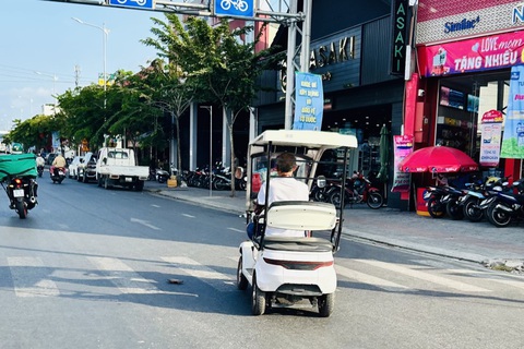 Cần Thơ bối rối với xe điện bốn bánh chạy trên đường phố- Ảnh 1. Xe điện bốn bánh không biển số chạy trên đường phố ở quận Ninh Kiều, TP Cần Thơ - Ảnh: T.T.