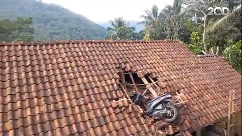 Tình huống cực ảo diệu: Học sinh phi xe máy lên tận nóc nhà- Ảnh 1. Chiếc xe máy trên mái nhà sau khi hai học sinh được đưa xuống - Ảnh: Detik News