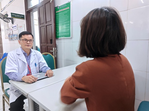 BS Thiệu thăm khám cho bệnh nhân - Ảnh: D.LIỄU BS Thiệu thăm khám cho bệnh nhân - Ảnh: D.LIỄU