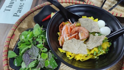 Phở, cơm tấm, bánh mì luôn vào top các món ngon nên ăn khi đến Việt Nam- Ảnh 6. Mặc dù có nguồn gốc từ miền Trung Việt Nam, chính xác hơn là tỉnh Quảng Nam, mì Quảng ngày nay đã được yêu thích khắp cả nước - Ảnh: TasteAtlas