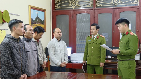 Làm giấy tờ giả ‘rút’ tiền tỉ của công ty bảo hiểm- Ảnh 1. Bắt nhóm làm giấy tờ giả "rút" tiền tỉ công ty bảo hiểm - Ảnh: ĐỖ HÙNG