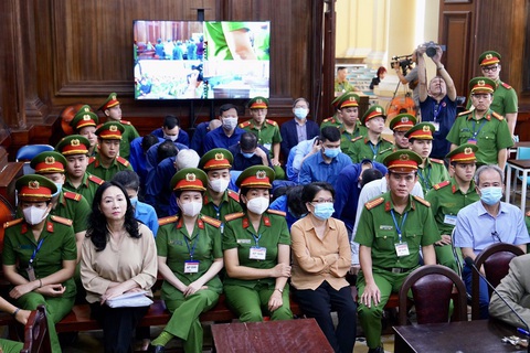 Viện kiểm sát: Cần loại trừ bà Trương Mỹ Lan khỏi đời sống xã hội vĩnh viễn- Ảnh 2. Các bị cáo tại phiên tòa sáng 19-3 - Ảnh: HỮU HẠNH