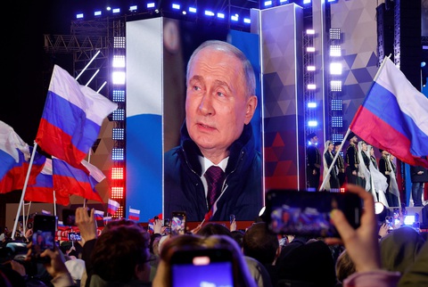 Tổng thống Nga Vladimir Putin xuất hiện trên màn hình sân khấu, khi ông Putin tham dự sự kiện đánh dấu kỷ niệm 10 năm sáp nhập Crimea tại Quảng trường Đỏ, trung tâm Matxcơva, Nga, ngày 18-3 - Ảnh: REUTERS Tổng thống Nga Vladimir Putin xuất hiện trên màn hình sân khấu, khi ông Putin tham dự sự kiện đánh dấu kỷ niệm 10 năm sáp nhập Crimea tại Quảng trường Đỏ, trung tâm Matxcơva, Nga, ngày 18-3 - Ảnh: REUTERS