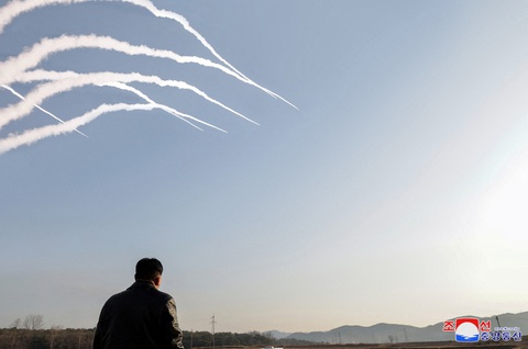 Nhà lãnh đạo Triều Tiên Kim Jong Un chứng kiến màn phóng rocket trong cuộc tập trận ngày 18-3 - Ảnh: REUTERS Nhà lãnh đạo Triều Tiên Kim Jong Un chứng kiến màn phóng rocket trong cuộc tập trận ngày 18-3 - Ảnh: REUTERS