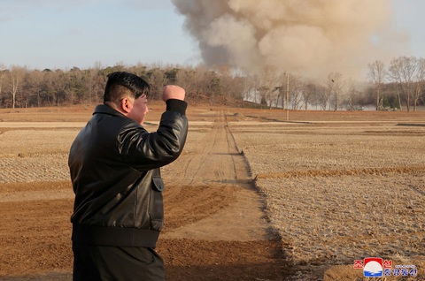 Nhà lãnh đạo Triều Tiên Kim Jong Un ra hiệu khi hướng dẫn cuộc tập trận ngày 18-3 - Ảnh: REUTERS Nhà lãnh đạo Triều Tiên Kim Jong Un ra hiệu khi hướng dẫn cuộc tập trận ngày 18-3 - Ảnh: REUTERS