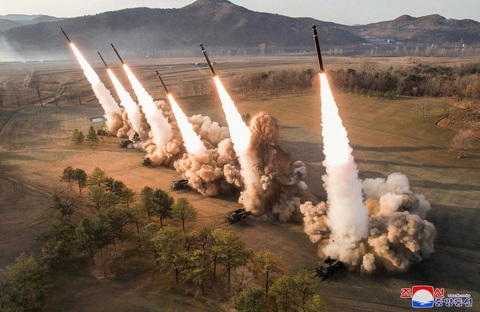 Một buổi huấn luyện của lực lượng pháo binh do nhà lãnh đạo Triều Tiên Kim Jong Un hướng dẫn được tổ chức vào ngày 18-3 - Ảnh: REUTERS Một buổi huấn luyện của lực lượng pháo binh do nhà lãnh đạo Triều Tiên Kim Jong Un hướng dẫn được tổ chức vào ngày 18-3 - Ảnh: REUTERS