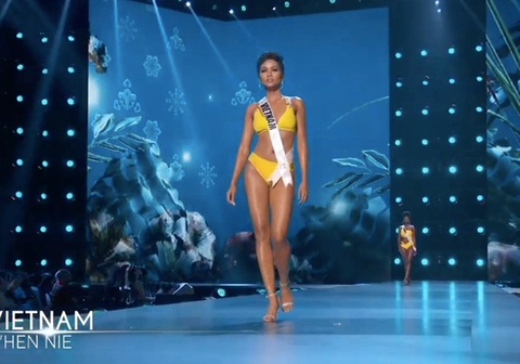 Tin tức giải trí 19-3: Đen Vâu vận động làm phòng tin học cho học sinh- Ảnh 7. H'Hen Niê từng gây sốt với những phần trình diễn catwalk khi tham gia cuộc thi Miss Universe 2018 - Ảnh: cap màn hình video