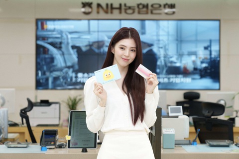 Han So Hee bị hủy hợp đồng, Ryu Jun Yeol lung lay vai trò đại sứ môi trường- Ảnh 1. Han So Hee là người mẫu quảng cáo cho NH Bank từ năm 2021