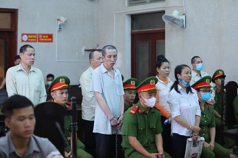 Mẹ nữ sinh giao gà ngất xỉu tại tòa, hoãn xét xử phúc thẩm- Ảnh 2. Các bị cáo tại tòa - Ảnh: TRỊNH TƯ