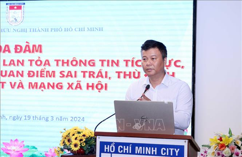 Bảo vệ nền tảng tư tưởng của Đảng trên không gian mạng- Ảnh 1. Ông Đỗ Quyết Thắng - phó trưởng phòng báo chí - xuất bản Ban Tuyên giáo Thành ủy TP.HCM - phát biểu tại tọa đàm - Ảnh: TTXVN