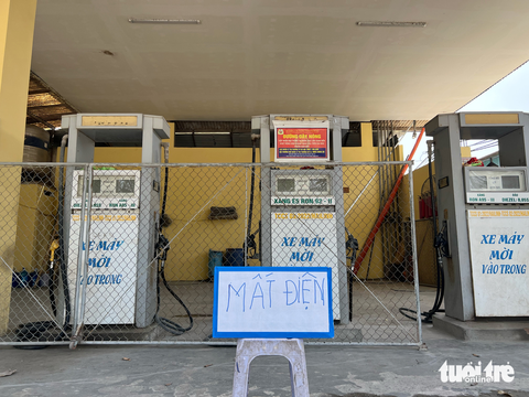 Hà Nội ra văn bản đôn đốc loạt cơ quan trước khả năng thiếu điện- Ảnh 1. Một cửa hàng xăng dầu tại Hà Nội đóng cửa vì bị cắt điện hồi tháng 6-2023 - Ảnh: PHẠM TUẤN