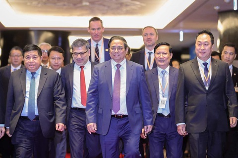 Thủ tướng kêu gọi nhà đầu tư FDI thực hiện tinh thần 'ba tiên phong'- Ảnh 1. Thủ tướng cùng cộng đồng nhà đầu tư tại Diễn đàn doanh nghiệp thường niên 2024 - Ảnh: VGP
