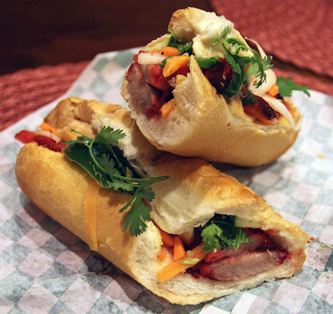 Phở, cơm tấm, bánh mì luôn vào top các món ngon nên ăn khi đến Việt Nam- Ảnh 7. Bánh mì thịt Việt Nam