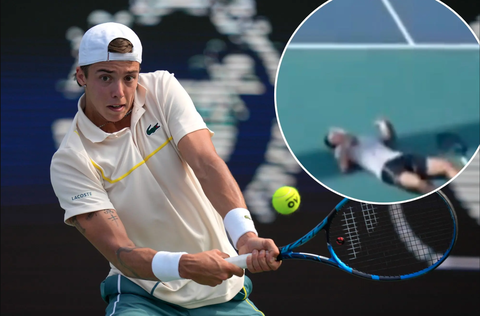 Tay vợt Pháp Arthur Cazaux té xỉu trên sân gây lo lắng- Ảnh 1. Arthur Cazaux ngất xỉu trên sân tại Miami Open - Ảnh: L NYP