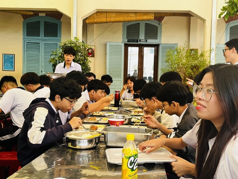 Trường khu vực trung tâm kêu khó cân đối bữa ăn bán trú với giá 35.000 đồng- Ảnh 1. Học sinh trong bữa ăn bán trú tại Trường THCS Võ Trường Toản, quận 1, TP.HCM - Ảnh: MỸ DUNG