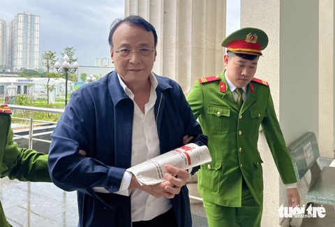Xét xử chủ tịch Tân Hoàng Minh, tòa dựng rạp nghìn chỗ cho bị hại theo dõi- Ảnh 1. Chủ tịch Tân Hoàng Minh Đỗ Anh Dũng được dẫn giải đến toà - Ảnh: DANH TRỌNG