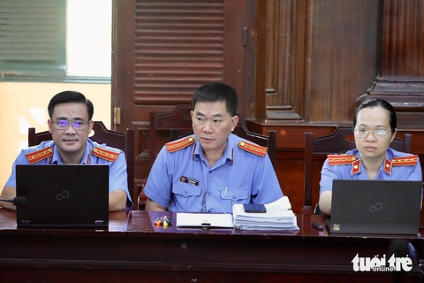Viện kiểm sát: Cần loại trừ bà Trương Mỹ Lan khỏi đời sống xã hội vĩnh viễn- Ảnh 3. Đại diện viện kiểm sát tại phiên tòa - Ảnh: HỮU HẠNH