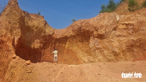 Những đoạn núi bị đất tặc khoét sâu để lấy đất tạo thành hàm ếch rất rộng lớn - Ảnh: LÂM THIÊN Những đoạn núi bị khoét sâu để lấy đất tạo thành hàm ếch rất rộng lớn - Ảnh: LÂM THIÊN