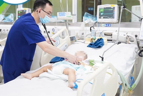 Bác sĩ Bệnh viện Nhi trung ương chăm sóc cho bệnh nhi bị tổn thương não do hội chứng rung lắc - Ảnh: BVCC Bác sĩ Bệnh viện Nhi trung ương chăm sóc cho bệnh nhi bị tổn thương não do hội chứng rung lắc - Ảnh: BVCC