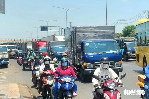 Ô tô 5 chỗ biến dạng sau tai nạn liên hoàn trên quốc lộ 1- Ảnh 2. Xe ùn ứ trên quốc lộ 1, đoạn qua hiện trường vụ tai nạn - Ảnh: NGỌC KHẢI