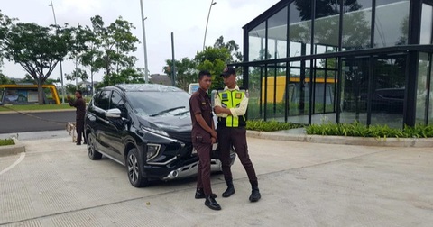 Mitsubishi Xpander tông Porsche 911, showroom kéo ra tòa- Ảnh 1. Chiếc Mitsubishi Xpander tại hiện trường - Ảnh: Detik News