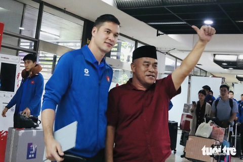 Thủ môn Nguyễn Filip là tuyển thủ duy nhất được một số người hâm mộ bóng đá Indonesia nhận ra và xin chụp ảnh cùng - Ảnh: NGUYÊN KHÔI Thủ môn Nguyễn Filip được người hâm mộ bóng đá Indonesia xin chụp ảnh cùng - Ảnh: NGUYÊN KHÔI
