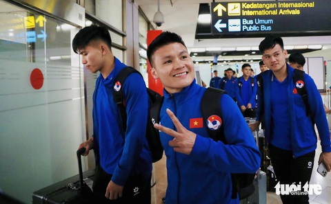 Thủ môn Nguyễn Filip được người hâm mộ quan tâm khi đến Indonesia- Ảnh 3. Tiền vệ Quang Hải vui vẻ tạo dáng khi nhận ra một số phóng viên Việt Nam đón đội tuyển Việt Nam tại sân bay - Ảnh: NGUYÊN KHÔI