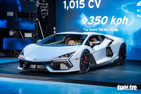 Lamborghini Revuelto ra mắt Việt Nam, giá từ 44 tỉ đồng- Ảnh 1. Kế nhiệm Aventador, Revuelto là siêu xe đầu tiên của Lamborghini sử dụng động cơ V12 plug-in HPEV (High Performance Electrified Vehicle).