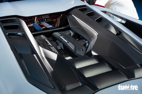 Lamborghini Revuelto ra mắt Việt Nam, giá từ 44 tỉ đồng- Ảnh 6. Lamborghini Revuelto vận hành dựa trên hệ thống HPEV bao gồm động cơ xăng V12 6.5L mới, mã L545, hút khí tự nhiên, ghép nối với 2 mô tơ điện đặt ở 2 bánh trước. Mô tơ điện thứ 3 được thiết kế để kết hợp với hộp số ly hợp kép 8 cấp mới, đóng vai trò là động cơ khởi động và máy phát điện.