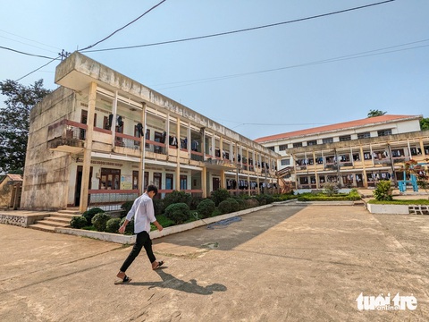 Học sinh khổ vì ký túc xá xuống cấp, 2 sở nói đang gỡ vướng- Ảnh 1. Ký túc xá Trường Phổ thông dân tộc nội trú tỉnh Gia Lai đã xuống cấp sau 30 năm sử dụng - Ảnh: TẤN LỰC