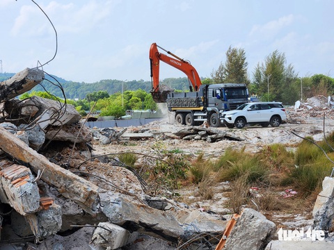 Khu 79 căn biệt thự trái phép ở Phú Quốc giờ ra sao?- Ảnh 3. Khu vực Nam Bãi Trường, xã Dương Tơ, TP Phú Quốc có một xe cuốc múc đất, cát trong khu vực 79 biệt thự trái phép - Ảnh: BỬU ĐẤU