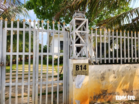 Khu 79 căn biệt thự trái phép ở Phú Quốc giờ ra sao?- Ảnh 4. Một căn biệt thự trái phép bị chủ tịch UBND TP Phú Quốc dán quyết định cưỡng chế từ tháng 2-2024 đến nay - Ảnh: BỬU ĐẤU