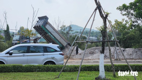 Khu 79 căn biệt thự trái phép ở Phú Quốc giờ ra sao?- Ảnh 5. Xe tải chở xà bần trong khu 79 căn biệt thự trái phép đổ xuống khu đất của ông L., ven đường DT975 gần ngã tư Quốc Tế, phường An Thới, TP Phú Quốc - Ảnh: BỬU ĐẤU