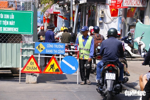 Lô cốt trên đường Võ Văn Ngân sẽ tháo dỡ vào đầu tháng 4- Ảnh 1. Lô cốt rào chắn bằng tôn bao quanh trên đường Võ Văn Ngân (TP Thủ Đức) khiến người dân gặp khó khăn trong việc đi lại - Ảnh: TIẾN QUỐC