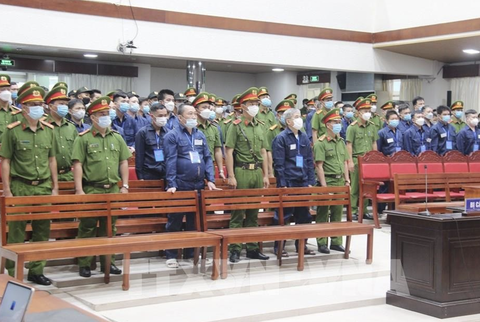 Công an Đồng Nai mở rộng điều tra vụ buôn lậu 200 triệu lít xăng dầu- Ảnh 1. Phiên tòa sơ thẩm xét xử các bị cáo trong giai đoạn 1 của vụ án - Ảnh: H.M.