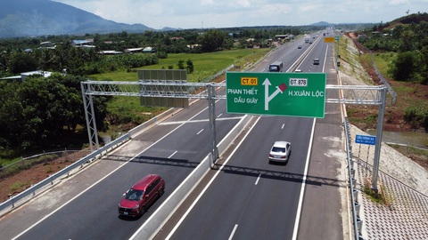Đồng Nai đề xuất bổ sung làn dừng khẩn cấp liên tục cho các dự án cao tốc- Ảnh 1. Ở nhiều tuyến cao tốc thì cao tốc Phan Thiết - Dầu Giây đưa vào hoạt động nhưng vẫn còn thiếu các công trình hạ tầng trên tuyến như nhà vệ sinh, trạm dừng nghỉ... - Ảnh: A LỘC
