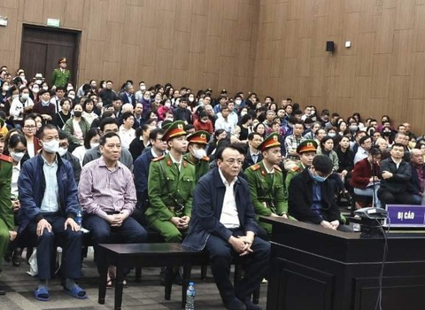 Con trai chủ tịch Tập đoàn Tân Hoàng Minh nói phát hành trái phiếu để gỡ khó cho công ty- Ảnh 2. Các bị cáo tại phiên tòa ngày 19-3- Ảnh: GIANG LONG