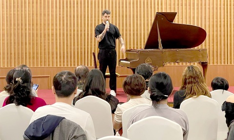 Tim Allhoff diễn độc tấu và work shop về chủ đề Sáng tạo trong dòng chảy thời gian tại Lễ hội âm nhạc cổ điển Việt Nam - Ảnh: Đài Trang Tim Allhoff diễn độc tấu và work shop về chủ đề Sáng tạo trong dòng chảy thời gian tại Lễ hội âm nhạc cổ điển Việt Nam - Ảnh: Đài Trang