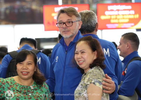 Những ngày cuối cùng dẫn dắt đội tuyển Việt Nam, HLV Philippe Troussier vẫn nhận được sự quan tâm từ người hâm mộ bóng đá Việt Nam - Ảnh: VFF Những ngày cuối dẫn dắt đội tuyển Việt Nam, HLV Philippe Troussier vẫn nhận được sự quan tâm từ người hâm mộ bóng đá Việt Nam - Ảnh: VFF