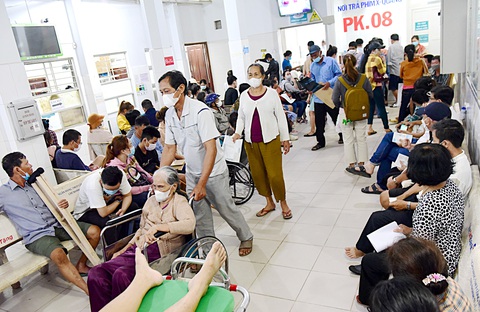 Người dân khám chữa bệnh tại Bệnh viện Chấn thương chỉnh hình TP.HCM - Ảnh: DUYÊN PHAN Người dân khám chữa bệnh tại Bệnh viện Chấn thương chỉnh hình TP.HCM - Ảnh: DUYÊN PHAN