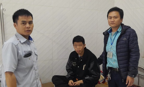 Tài xế và phụ xe buýt kịp thời đưa chàng trai co giật đi cấp cứu- Ảnh 1. Tài xế, phụ xe buýt và chàng trai được họ đưa tới cơ sở y tế kịp thời - Ảnh: NAM KHÁNH