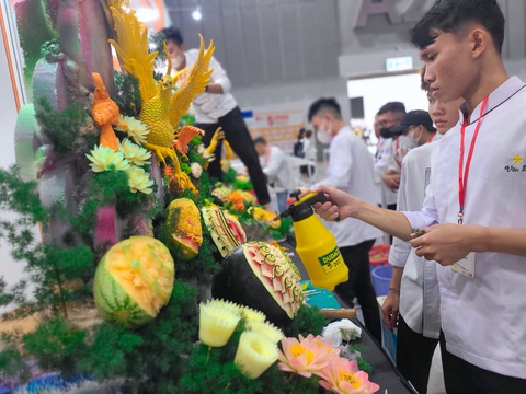 Cơ hội kết nối toàn cầu cho doanh nghiệp F&B tại Food & Hotel Vietnam 2024- Ảnh 2. Cuộc thi điêu khắc trái cây diễn ra bền lề triển lãm trong ngày đầu khai mạc