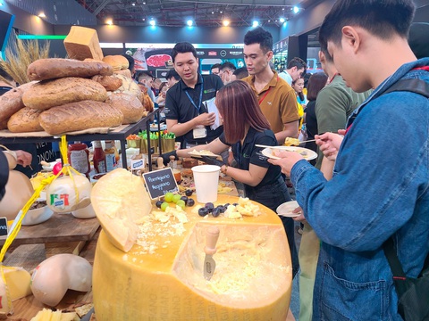 Cơ hội kết nối toàn cầu cho doanh nghiệp F&B tại Food & Hotel Vietnam 2024- Ảnh 1. Khách tham quan nếm thử các món ăn tại Triển lãm quốc tế Food & Hotel Vietnam 2024 - Ảnh: NHẬT XUÂN