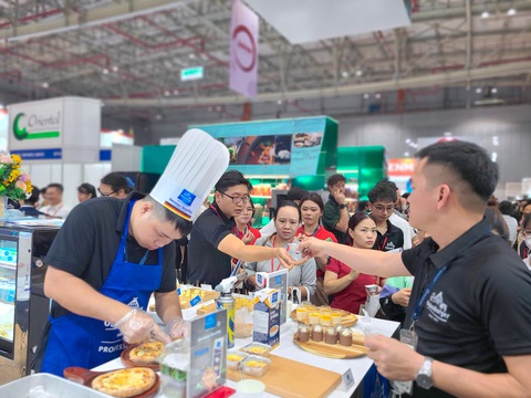 Cơ hội kết nối toàn cầu cho doanh nghiệp F&B tại Food & Hotel Vietnam 2024- Ảnh 4. Khách tham quan đông đúc tại các gian hàng trong ngày đầu khai mạc Food & Hotel Vietnam 2024. Triển lãm dự kiến đón hơn 17.000 khách tham dự trong 3 ngày diễn ra
