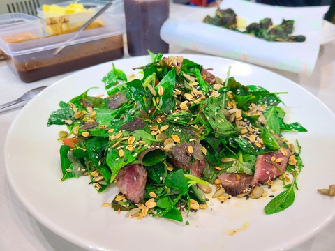 Cơ hội kết nối toàn cầu cho doanh nghiệp F&B tại Food & Hotel Vietnam 2024- Ảnh 3. Salad bò Úc được chế biến, biến tấu theo món nộm Việt Nam với các loại rau thơm đặc trưng như húng quế, tía tô, càng cua độc lạ được giới thiệu tại triển lãm