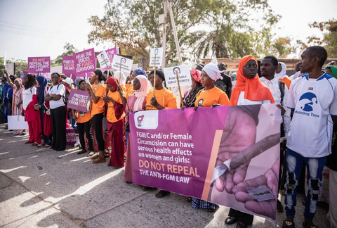 Nhiều người giương biểu ngữ kêu gọi các nhà lập pháp Gambia không bãi bỏ lệnh cấm hủ tục Nhiều người giương biểu ngữ kêu gọi các nhà lập pháp Gambia không bãi bỏ lệnh cấm hủ tục "cắt âm vật nữ" bên ngoài quốc hội ngày 18-3 - Ảnh: REUTERS