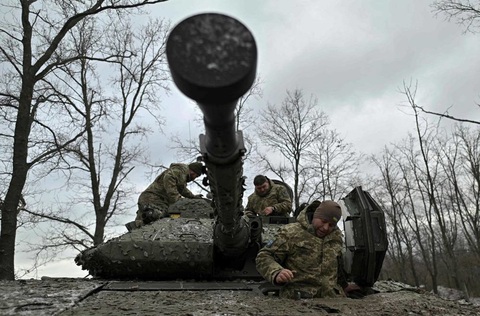 Các binh sĩ Ukraine kiểm tra chiếc xe bọc thép CV90 do Thụy Điển sản xuất tại một điểm chiến đấu ở vùng Donetsk - Ảnh: AFP Các binh sĩ Ukraine kiểm tra chiếc xe bọc thép CV90 do Thụy Điển sản xuất tại một điểm chiến đấu ở vùng Donetsk - Ảnh: AFP