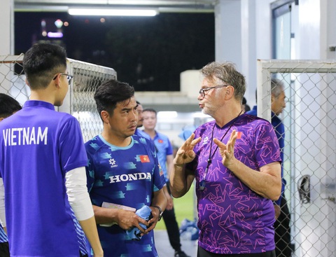 Tuyển Việt Nam tập kín chờ đấu Indonesia- Ảnh 1. HLV Philippe Troussier trao đổi với trợ lý Việt Thắng đầu buổi tập - Ảnh: VFF