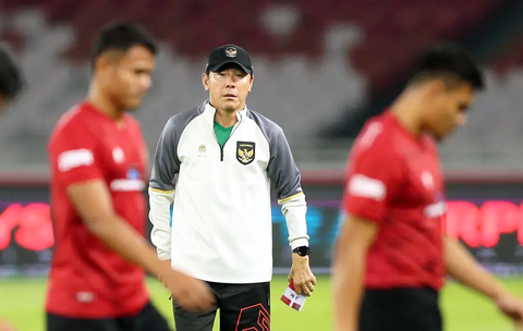 HLV Shin Tae Yong lo lắng trước trận gặp tuyển Việt Nam - Ảnh: BOLA HLV Shin Tae Yong lo lắng trước trận gặp tuyển Việt Nam - Ảnh: BOLA