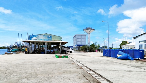 Cảng cá gần 100 tỉ đồng hoạt động 8 năm nhưng chưa vận hành hệ thống xử lý nước thải- Ảnh 1. Do không có nhiều tàu vào đậu và bán hải sản nên cảng cá Rạch Gốc luôn trong tình trạng đìu hiu - Ảnh: THANH HUYỀN
